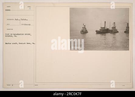 Offiziere, Soldaten und Angestellte versammeln sich im ersten Weltkrieg im Hafen von Embardierung in Newport News, VA Auf diesem Foto ist eine Gruppe von Hafenhandwerk im Hintergrund zu sehen. Das Bild wurde am 1. Juni 1919 als Teil der Serie „Port of Embaration“ in Norfolk, VA, aufgenommen. Stockfoto