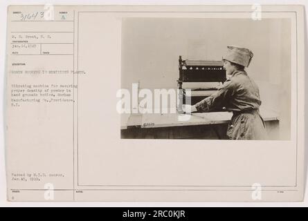 Das Bild zeigt Arbeiterinnen in einer Munitionsfabrik während des Ersten Weltkriegs Das Foto konzentriert sich auf eine vibrierende Maschine, die verwendet wird, um die richtige Dichte des Pulvers in Handgranatenkörpern sicherzustellen. Diese spezielle Maschine befindet sich bei der Gorham Manufacturing Co. In Providence. Dieses Foto wurde am 15. Januar 1919 vom M.I.D.-Zensor genehmigt." Stockfoto