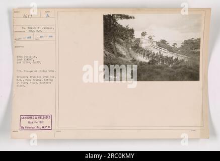 Troopers aus der 40. Division, der Nationalgarde, Camp Kearny, werden während einer 10-tägigen Wanderung bei Torry Pines in Südkalifornien beobachtet. Dieses Foto wurde im Februar 1918 von Lieutenant Edward N. Jackson und Fotograf Sig aufgenommen. R.C. Remay, ausgestellt im April 1918. Es wurde zensiert und am 3. Mai 1918 von der Historischen Abteilung, W.P.D., veröffentlicht. Stockfoto