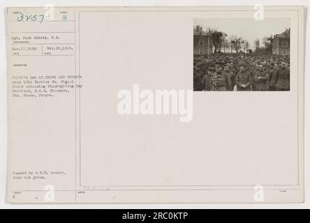 Sergeant Jack Abbott hat am 27. Dezember 1918 ein Foto von 1. LT. Brown und den Mitgliedern der 12. Service Co. Aufgenommen Signal Corps nimmt an Thanksgiving Day Services am G.H.Q. Teil. Chaumont, Hte, Marne, Frankreich. Das Bild wurde vom A.E.F.-Zensor herausgegeben, aber das genaue Ausgabedatum ist unbekannt. Stockfoto