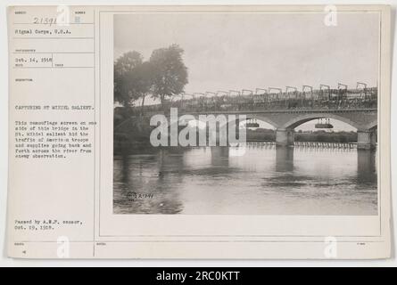 Amerikanische Truppen nutzen strategisch einen Tarnschirm auf einer Seite einer Brücke im St. Mihiel war bei der Ergreifung des Gebiets besonders wichtig. Der Bildschirm dient dazu, die Bewegung von Truppen und Vorräten über den Fluss vor feindlicher Beobachtung zu verbergen. Ein Foto wurde am 14. Oktober 1918 von einem Fotografen des Signal Corps aufgenommen. Stockfoto