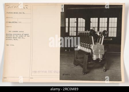 Diese Abbildung zeigt eine Endansicht des Liberty Motors während des Herstellungsprozesses im Werk Packard Motor Car Co. In Detroit, Michigan. Das Foto wurde am 20. April 1918 aufgenommen und trägt die Nummer 111-SC-20848. Es wurde nur zur amtlichen Verwendung ausgestellt. Stockfoto