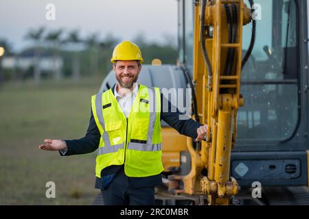 Buider-Mann in Anzug und Schutzhelm. Bauinvestor. Geschäftsmann-Investor vor der Baustelle. Erfolgreicher Investor. Ein hübscher Mann im Anzug Stockfoto