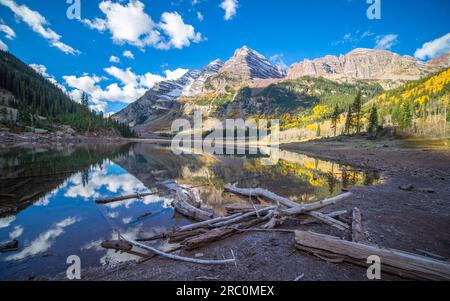 Kastanienbraune Glocken am Crater Lake | White River National Forest, Aspen, Colorado, USA Stockfoto