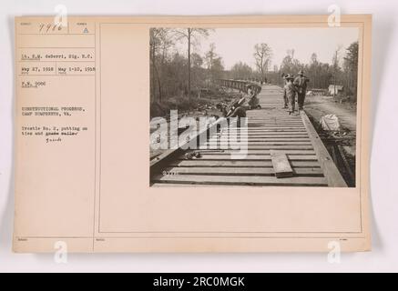 Baufortschritt in Camp Humphreys, Virginia. Das Bild zeigt Arbeiter, die Krawatten anlegen und Segelwachmänner auf Trestle Nr. 2 bestücken. Das Foto wurde am 27. Mai 1918 in der Zeit vom 1. Bis 10. Mai 1918 aufgenommen. Es wurde von Lieutenant E. M. deBerri, Signal Corps, gefangen genommen und hat die Identifikationsnummer 111-SC-9986. Stockfoto