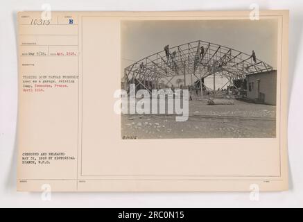 Soldaten reißen einen Hangar ab, der im April 1918 als Garage im Aviation Camp in Issoudun, Frankreich, genutzt wurde. Dieses Foto mit der Nummer 111-SC-10315 wurde vom Fotografen Eco im Mai 1918 aufgenommen. Es wurde zensiert und am 31. Mai 1918 von der Historischen Abteilung des W.P.D. veröffentlicht. Stockfoto