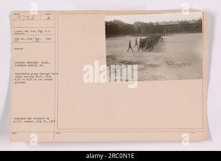 Offiziere in der Fortbildung in der Festung Monroe, VA, führen ihre übliche Morgenübung auf dem Paradegelände durch. Auf diesem Foto, das im April 1918 aufgenommen wurde, sehen die Kandidaten ihre Übungen von 8:00 bis 8:30. Leutnant W. Fox ist der Anführer der Gruppe. Das Bild wurde zensiert und am 31. Juli 1918 von M.I.B. veröffentlicht. Foto von A. May. Stockfoto