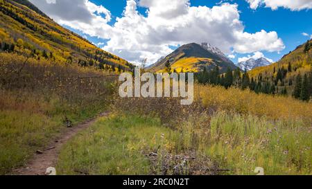 Maroon Creek Trail bei den Maroon Bells im Herbst | White River National Forest, Aspen, Colorado, USA Stockfoto