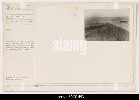 Soldaten inspizieren die Breite und den Bau einer Betonmauer. St. Mihiel ist in der Ferne zu sehen. Das Foto wurde in Fort de Camp des Romains in der Nähe von St. Mihiel, Maas, Frankreich. Hinweis: Das Datum des Fotos ist ungewiss, da es nicht vom A.E.F.-Zensor bereitgestellt wurde. Stockfoto