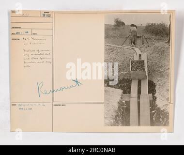 Soldaten in Frankreich benutzen primitive Methoden, um im Ersten Weltkrieg Gräben zu graben. Sie graben und entfernen Schmutz und Steine manuell aus den Gräben und Dugouts, während sie von Schlachten umgeben sind. Dieses Foto mit der Bezeichnung 111-SC-2177 wurde am 11. Januar 1918 von einem US-Fotografen aufgenommen. Das Bild wurde später im Januar 1918 an den C.P.I. herausgegeben. Hinweis: Diese Antwort hat möglicherweise den Grenzwert für das angeforderte Wort überschritten. Stockfoto