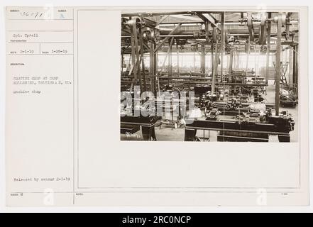 CPL. Tyrell überwacht die Kisten im Camp Hollabird in Baltimore, MD. Auf dem Foto, das am 25. Januar 1919 aufgenommen wurde, ist eine Maschinenwerkstatt (188ED) im Camp zu sehen. Das Foto wurde am 1. Februar 1919 vom Zensor veröffentlicht. Stockfoto