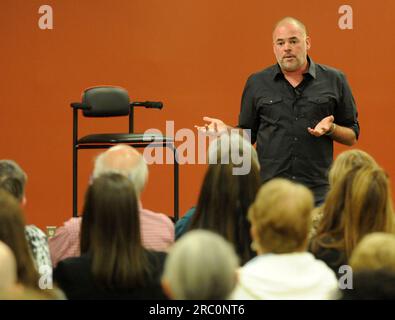 Matthew Quick, Autor des Silver Linings Playbook, spricht vor einem Publikum in der Cherry Hill Library in Cherry Hill, New Jersey Stockfoto