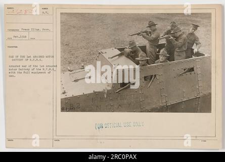 Ein Foto mit einem gepanzerten Auto von der 1. Panzermotorbatterie der New York National Guard (NYNG) im Ersten Weltkrieg. Die Abbildung zeigt das Fahrzeug zusammen mit seinem Team, das voll für den Einsatz ausgerüstet ist. Dieses Bild hat die Dateinummer 111-SC-21283 und wurde im Februar 1918 vom Press Illustration Service aufgenommen. Es ist nur für den offiziellen Gebrauch gekennzeichnet. Stockfoto