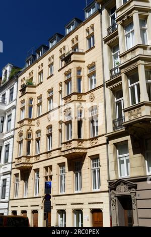 Wunderschön restaurierte grünzeit-Fassaden mit Erkerfenstern im belgischen kölner Viertel Stockfoto