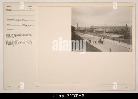 Ein Foto der River Road in Newport News, Virginia, während des Ersten Weltkriegs aufgenommen. Das Bild wird aus der Sicht des C. und O. Gebäudes aufgenommen, mit Blick nach Süden. Das Foto ist Teil der Serie „Port of Embaration“ in Norfolk, VA. Kennung: 53966. Stockfoto