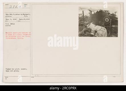 Beschreibung: Bild eines beschädigten britischen Flugzeugs nach einem Absturz auf einem neu gebauten Flugplatz in der Nähe der Frontlinien in Oboserakaya, Russland. Das Foto wurde am 22. September 1918 von Sgt. 1. Cl. Grier M. Shotwell. Es wurde mit der Identifikationsnummer 28614 empfangen und später vom A.E.P. Zensor genehmigt und übergeben, obwohl das genaue Datum der Zensorengenehmigung unbekannt ist. Stockfoto