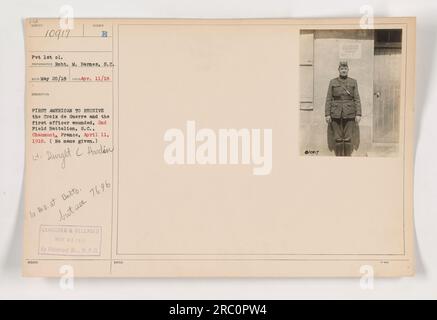 Das Bild zeigt einen nicht identifizierten Soldaten des 2. Feldbataillons, S.C., der das Croix de Guerre am 11. April 1918 in Chaumont, Frankreich, empfängt. Er ist der erste Amerikaner, der die Auszeichnung erhielt, und war auch der erste Offizier, der im Einsatz verwundet wurde. Das Foto wurde von Robt gemacht. M. Barnes und wurde am 23. Mai 1918 von der Historischen Abteilung W.P.D. freigelassen Stockfoto