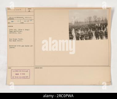 Soldaten der 29. Division Training im Camp McClellan in Anniston, Alabama, nehmen an einer Gasmaskenübung auf dem Gashaus-Feld Teil. Das Foto wurde am 19. Februar 1918 von Lieutenant H.P. aufgenommen Kingsmore vom Signal Reserve Corps. Es wurde als Teil einer Serie mit der Nummer 5450 herausgegeben und später am 9. März 1918 von der Abteilung des war College herausgegeben. Stockfoto