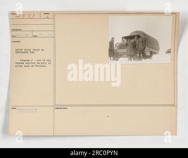 Männer von Kompanie 4 kämpfen während eines Ausdauerlaufs am 18. Februar 1918 damit, einen stillstehenden Lkw einen Hügel hinaufzuschieben. Das Foto wurde von meinem Fotografen gemacht. Neu herausgegeben von W. C. D. an Photo Div., 8. O. Labornotizen: Situation analysieren. Stockfoto