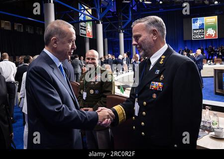 Vilnius, Litauen. 11. Juli 2023. Der türkische Präsident Recep Tayyip Erdogan (L) schüttelt dem Vorsitzenden des NATO-Militärkomitees, Admiral Rob Bauer, die Hand, wenn sie am Dienstag, den 11. Juli 2023, am NATO-Gipfel in Vilnius (Litauen) teilnehmen. Foto von NATO/Credit: UPI/Alamy Live News Stockfoto