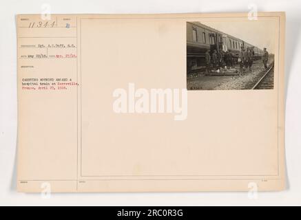 Soldaten werden gesehen, wie sie am 27. April 1918 Verwundete in einen Krankenhauszug in Herreville, Frankreich, brachten. Das Foto wurde von St. A. C. Duff und C. RECO am 22. Mai 1918 aufgenommen und trägt die ausgestellte Nummer Ⓒ11344. Stockfoto