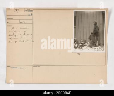 Ein Wachposten in schwerer Winteruniform steht Wache im Ausbildungslager der Studentenoffiziere in Fort Sheridan. Auf dem Foto vom 17. Januar ist der Soldat abgebildet, der ein 787-Emblem auf seiner Uniform trägt. Das Bild wurde an das G.P.I-Labor zur weiteren Untersuchung freigegeben. Stockfoto