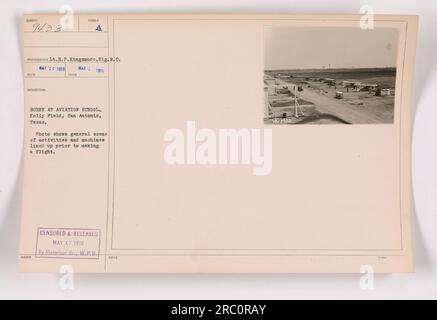 Ein Foto von Kelly Field, einer Flugschule in San Antonio, Texas. Das Bild zeigt eine allgemeine Szene von Aktivitäten mit Maschinen, die in Vorbereitung auf einen Flug angeordnet sind. Das Foto wurde von LT. H.P. Kingmmore von Sig.R.C. aufgenommen und am 17. Mai 1918 von der Historischen Abteilung der Kriegspläne zensiert und veröffentlicht. Stockfoto