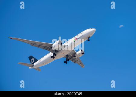 Lissabon, Portugal - 12. Juli 2023: Portugiesische Firma Tap mit Flugzeug Airbus A330-941 nähert sich der Landung auf dem Internationalen Flughafen Lissabon entgegen Stockfoto