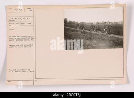 In der Enlisted Specialists School in der Festung Monroe, Virginia, werden Spezialisten aus dem Strom- und Radiographiekurs gesehen, die mit ihrer demontierten Ausrüstung einen Ort aussuchen. Dieses Foto wurde im April 1918 von Lieutenant WM aufgenommen. Fox, Signal Reservekorps. Es wurde zensiert und am 31. Juli 1918 vom M.I.B.-Zensor veröffentlicht. Stockfoto