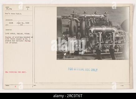 Ein beschädigter Motor eines Flugzeugs wurde 1918 im Love Field in Dallas, Texas, zerstört, weil der Kolben Nr. 1 und der Zylinder aus dem Motor flogen. Das Foto wurde am 24. Juni 1918 aufgenommen und ist nur für den offiziellen Gebrauch bestimmt. Stockfoto