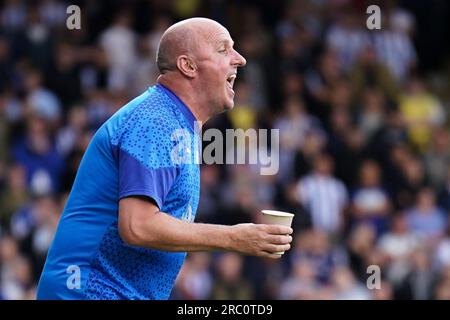 Chesterfield, Großbritannien. 11. Juli 2023. Chesterfield Manager Paul Cook schreit während des Chesterfield vs Sheffield Wednesday Drew Talbot Testimonial Match im SMH Group Stadium, Chesterfield, Großbritannien am 11. Juli 2023 Credit: Every second Media/Alamy Live News Stockfoto