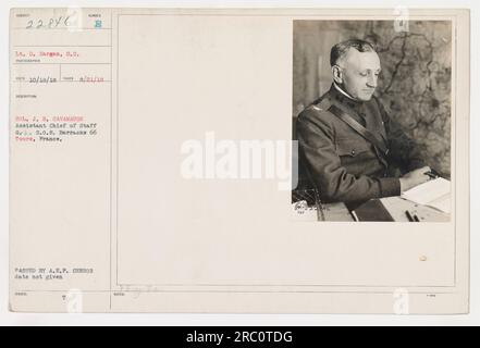 Auf diesem Foto, das als 111-SC-22846 bezeichnet wird, ist LT. D. Hargan aus den USA zu sehen Das Signal-Korps Der Armee. Das Bild wurde am 21. August 1918 in Baracke 66 in Tours, Frankreich, aufgenommen. LT. Hargan wird neben Oberst J. B. Cavanaugh gesehen, der als stellvertretender Stabschef G.S.008 diente. Das Foto wurde vom A.E.P. Zensor übergeben und als Dokument T 22846 herausgegeben. Stockfoto