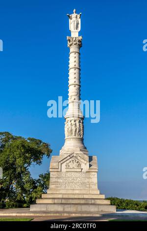 Das Yorktown Victory Monument wurde 1789 genehmigt, 1889 fertiggestellt und die Freiheitsstatue wurde 1956 nach einem Kightning-Schlag ersetzt. Der Schaft besteht aus Maine Stockfoto