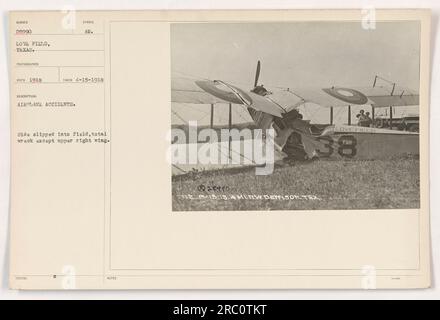 Sachlicher Titel: "Flugzeugunfall im Love Field in Texas. Das Foto wurde am 15. April 1918 aufgenommen und zeigt ein Flugzeug, das seitlich in ein Feld gerutscht ist, was zu einem Totalwrack führte. Nur der rechte obere Flügel blieb intakt. Der Vorfall betraf Männer aus Denison, Texas. Stockfoto