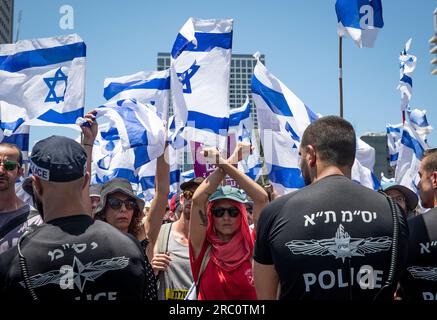 Tel Aviv, Israel. 11. Juli 2023. Während eines Protests gegen den Plan der Regierung, die Justiz in Tel Aviv, Israel, zu überholen, am 11. Juli 2023 wird die Polizei angegriffen. Zehntausende israelischer Demonstranten inszenierten am Dienstag im ganzen Land Kundgebungen, während des größten Protests seit Monaten gegen den Plan der rechtsextremen Regierung, die Justiz zu überholen. Kredit: Chen Junqing/Xinhua/Alamy Live News Stockfoto