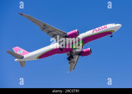 Das brasilianische Flugzeug Azul mit dem Flugzeug Airbus A330-941 nähert sich der Landung am Internationalen Flughafen Lissabon Stockfoto