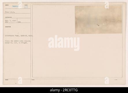 Ein Flugzeug der Klasse DH4 mit der Zulassungsnummer 22804 und Lincoln Motor Nr. 116 wird während des Fluges im Acceptance Park in Detroit, Michigan, gesehen. Dieses Foto wurde am 7. Februar 1919 vom D.M.A. Fotografen aufgenommen. Das Flugzeug DH4 wurde während des Ersten Weltkriegs häufig für militärische Aktivitäten eingesetzt. Stockfoto