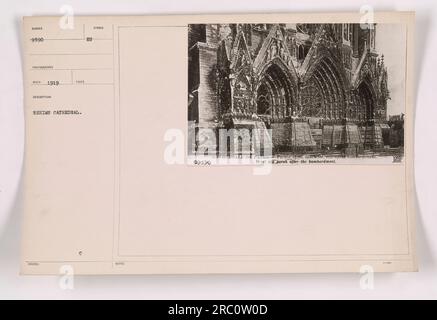 Dieses Foto wurde 1919 in der Kathedrale von Reims aufgenommen. Die Kathedrale erlitt während des Krieges erhebliche Schäden. In der Überschrift ist auch der Ausdruck "Kathedrale von Meimspot auf 2, Ensemble, diese App Porek aus der Westzeit nach der Bombardierung" erwähnt. Es ist unklar, worauf sich dieser Satz bezieht. Der Fotograf dieses Bildes war CD. Stockfoto