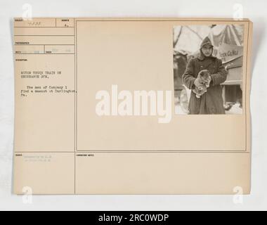 Ein Lastwagenzug auf einer Ausdauerfahrt. Männer von Kompanie 1 finden ein Maskottchen in Darlington, Pennsylvania. Foto eines unbekannten Fotografen, erhalten am 18. Februar 1918. Dieses Foto hat die Nummer 4533 und wurde von W.C.D. für die Photo Division als A eingestuft. Laborberichte erwähnen die Beteiligung des AV-Teck-Kanals. Stockfoto