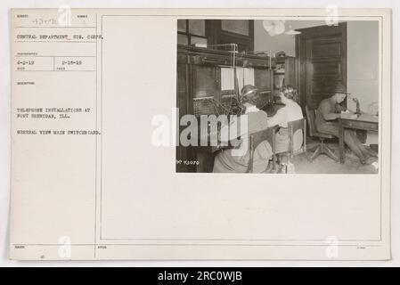 Foto mit einer allgemeinen Ansicht der Hauptschalttafel in Fort Sheridan, Illinois. Das Bild wurde am 2. April 1919 von den Fotografen des Signalkorps vom Zentralministerium aufgenommen. Es ist Teil einer Reihe von Fotografien, die Telefoninstallationen im Fort dokumentieren. Stockfoto