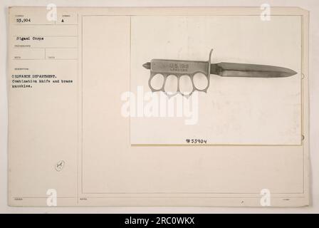 Abbildung eines Kombimessers mit Messingschenkeln, auch ALS SUMBER 53.904 bezeichnet. Dieses Objekt wurde vom Ordnance Department während des Ersten Weltkriegs verwendet. Das Foto wurde 1918 vom Fotografen Reed aufgenommen und trägt das Symbol A O auf dem Bett. Das Messer und die Messingschenkel wurden 1918 von LF&C hergestellt. Stockfoto