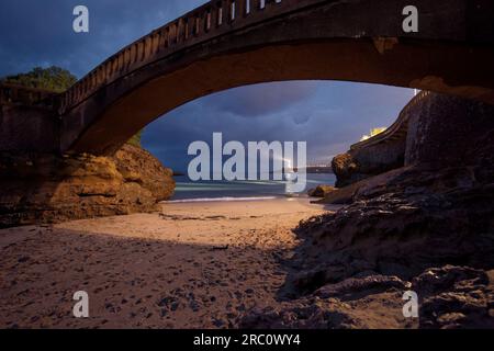 Die Brücke nach Rocher du Basta in Biarritz, Frankreich. Stockfoto