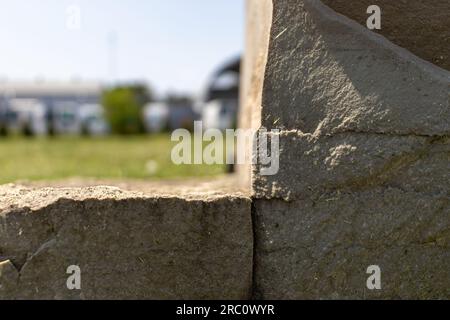 Großer Stein auf dem Tagesfeld mit unscharfem Hintergrund. Aufgenommen in Toronto, Kanada. Stockfoto