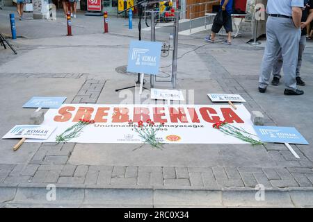 Izmir, Türkei. 11. Juli 2023. Nelken wurden auf einem Banner mit einer Inschrift hinterlassen: Srebrenica. Die in Izmir lebenden bosnischen Bürger haben am 28. Jahrestag des Massakers von Srebrenica eine Gedenkfeier abgehalten. Kredit: SOPA Images Limited/Alamy Live News Stockfoto