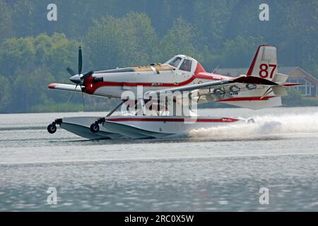 Smithers v. Chr.- Juli 09 2023 - Ein Wasserbombenflugzeug kann auf Tyhee Lake gesehen werden und seine Panzer füllen, um mehrere Waldbrände in der Nähe von Smithers zu bekämpfen Stockfoto