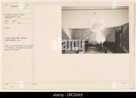 Dieses Foto wurde im November 1918 an der Coast Artillery School in Fort Monroe, Virginia, aufgenommen und zeigt eine 12 cm große Mörserfeuer in den USA. Das Projektil kann im Flug gesehen werden. Stockfoto