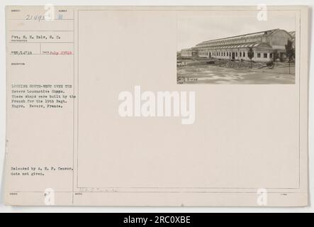 Gefreiter W. H. Eels vom Signalkorps hat dieses Foto am 27. Juli 1918 aufgenommen. Sie bietet einen Blick nach Südwesten über die Nevers Locomotive Shops in Nevers, Frankreich. Diese Geschäfte wurden von den Franzosen für das 19. Regiment der Ingenieure gebaut. Das Foto wurde vom A. E. P. Censor veröffentlicht. Weitere Informationen finden Sie auf dem entsprechenden Foto mit der Nummer 21445. Stockfoto