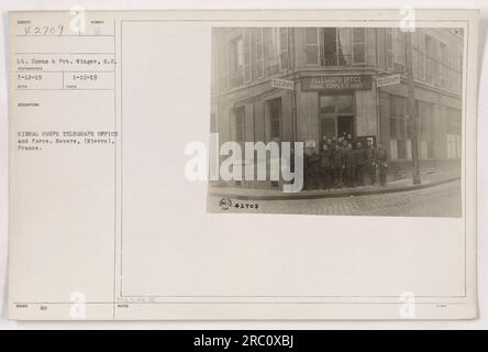 Lieutenant Downs und Gefreiter Winger im Telegrafenbüro des Signalkorps in Nevers, Frankreich. Das Foto wurde am 12. März 1919 aufgenommen. Stockfoto