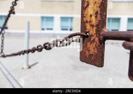 Verrostetes Metallgitter für Kettenzaun – verschwommener Hintergrund. Aufgenommen in Toronto, Kanada. Stockfoto