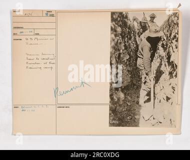 US-Marines in Frankreich üben den Grabenbau in ihrem Trainingslager. Das Foto wurde im Januar 1918 aufgenommen und zur Freigabe an CPI herausgegeben. Das Bild zeigt die Trainingseinheit, bei der die Marines die notwendigen Fähigkeiten für den Grabenbau im Ersten Weltkrieg erlernen. Stockfoto